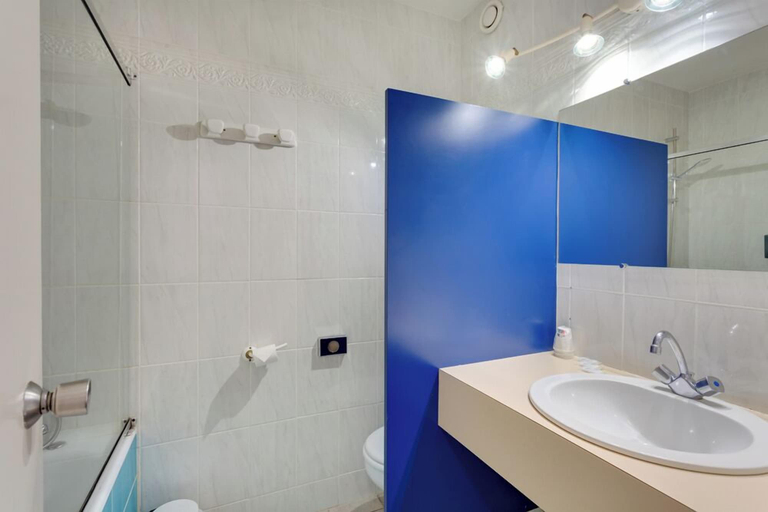 Bathroom 4, Brit Hotel Le Cygne, Manche