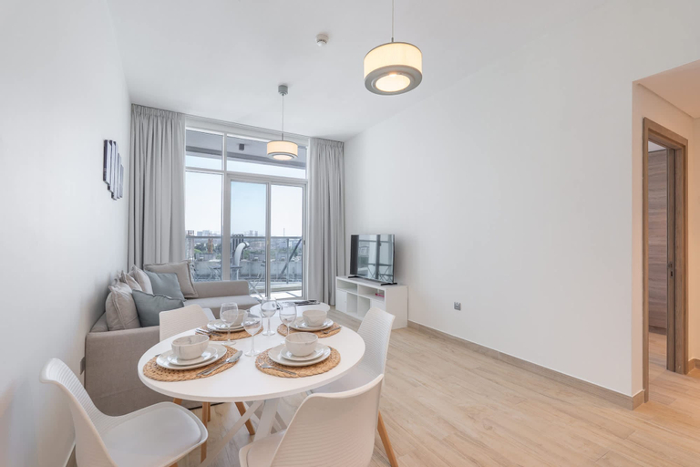 Room 4, Sleek 1 Bedroom in Studio One With Great Amenities, Dubai