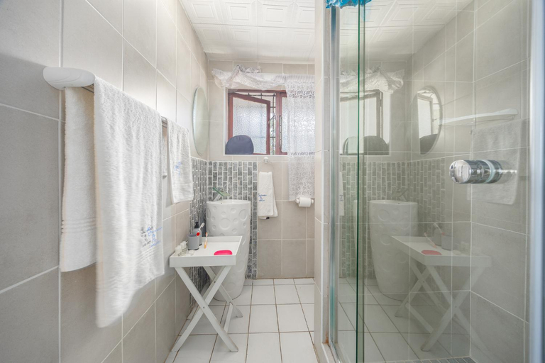 Bathroom 3, Beachcomber Bay Guesthouse, Ugu