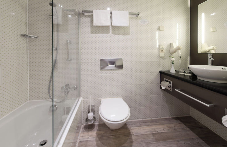 Bathroom 4, Leonardo Hotel Karlsruhe, Karlsruhe