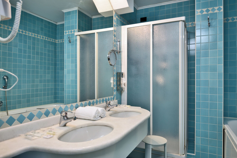 Bathroom 4, Carlton, Treviso
