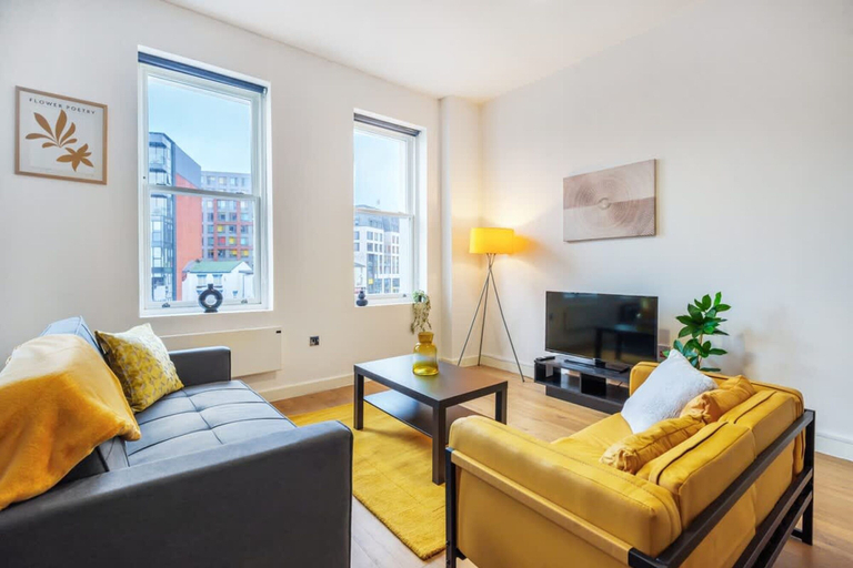 Room 4, Spacious Apartment for Groups in City Centre, Sefton