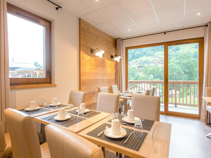 Dining 5, Apartment in Beaufort With Spa & Heated Pool, Savoie