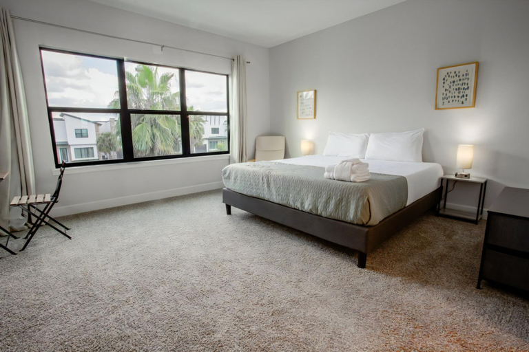 Room 3, Townhome- 4Bd - Close To Parks Shops, Polk