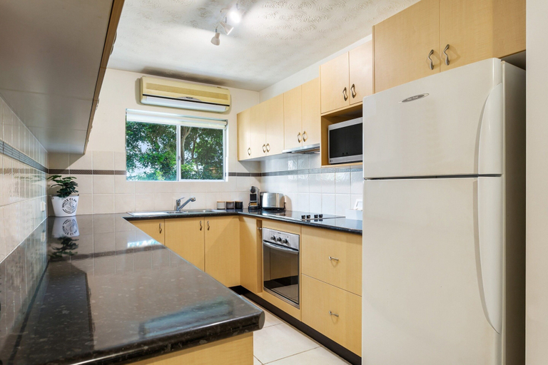 Private kitchen 3, Family-friendly Stay Walk to Beach & Parks, Maroochy - Maroochydore