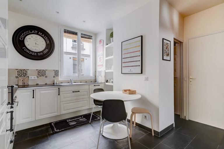 Room 4, Athos I Stylish 1BR Home on the Rive Gauche, Paris