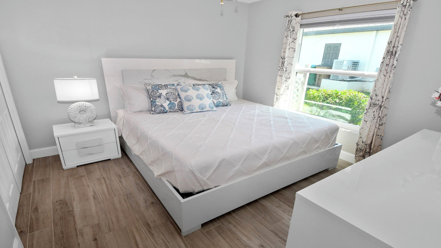 Room 5, Mei Jing Waterfront Pool and Tiki Hut-must see, Lee