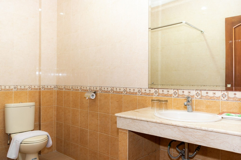 Bathroom, RedDoorz Plus Syariah near Java Supermall Semarang 2, Semarang