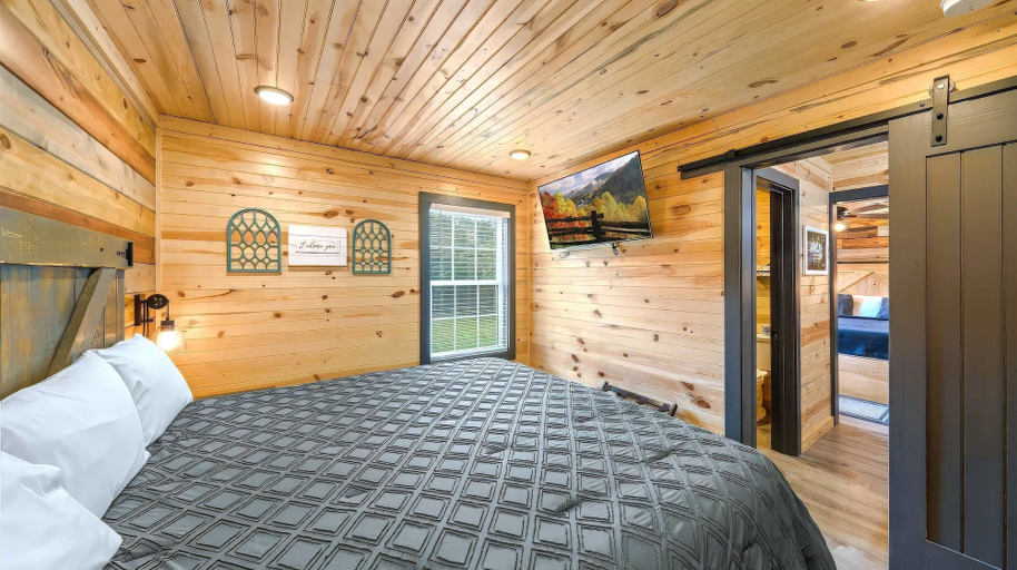 Room 3, Luxury Poolside Cabin in Sevierville, Sevier