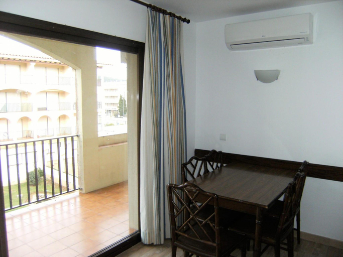 4, Apartment for 5 people with garden, Girona