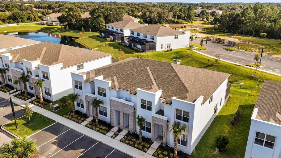 Room 5, Stunning Townhome With Private Pool Games Room, Lake
