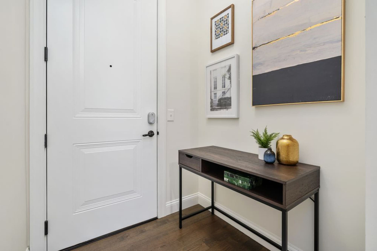 Room 5, Top Floor 1BR At Luxe23, Franklin