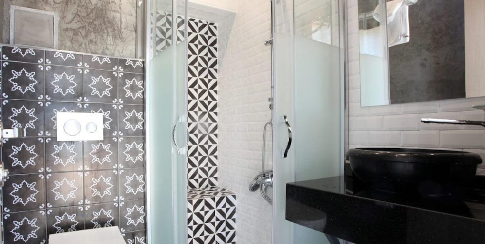 Bathroom 4, Redstone Hotel, Kadıköy