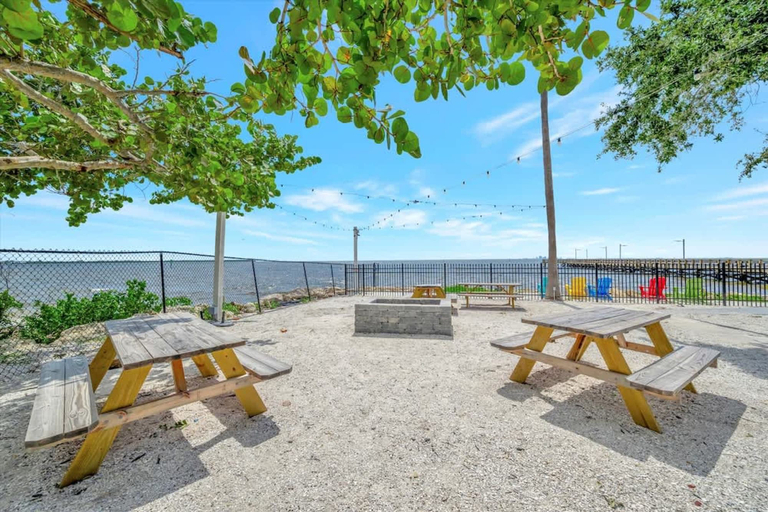 BBQ/picnic area 4, Watch the Dolphins Large Balcony Suite and Heated Pool, Hillsborough