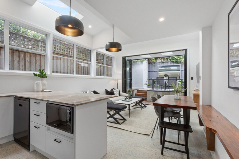 Private kitchen 4, Charming 3-bed Cottage With a Courtyard, Sydney