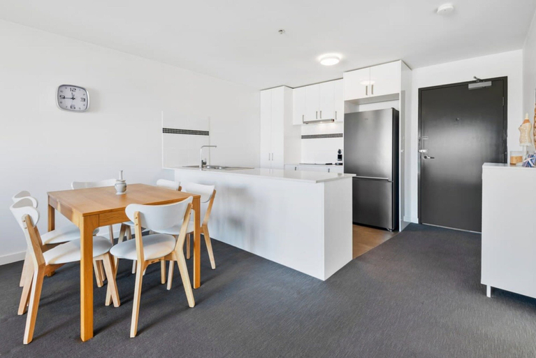 Dining 4, Executive and Spacious Apartment With Balcony, Melbourne