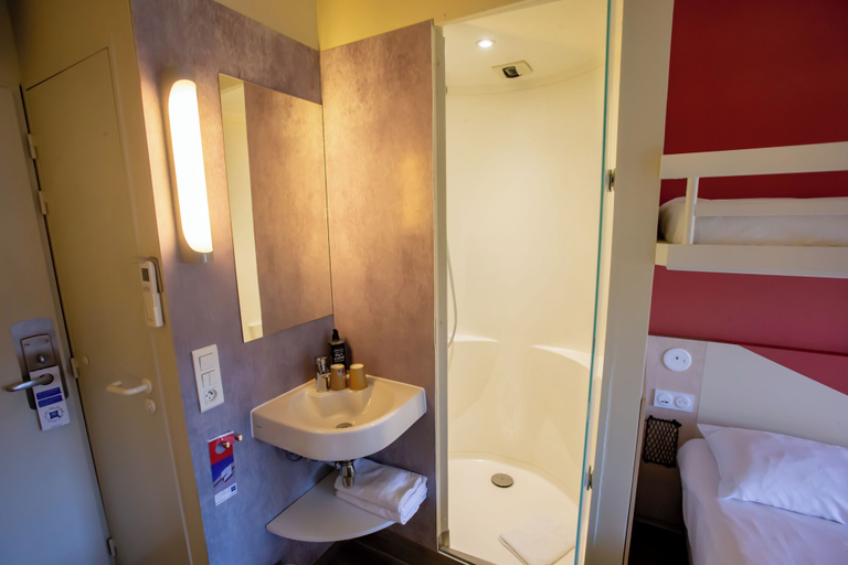 Bathroom 4, Ibis Budget Haguenau, Bas-Rhin