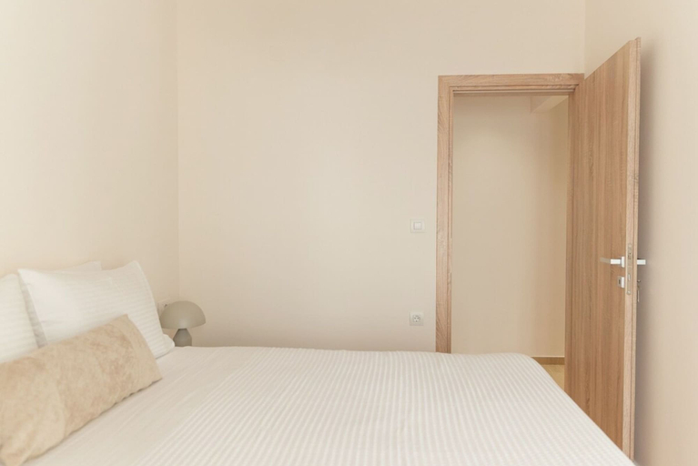Room 2, Saint Matthew Central Apartment by Senaon, Crete