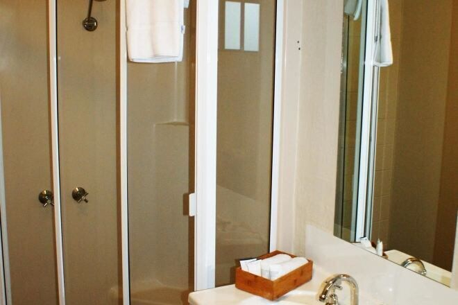 Bathroom 4, Apollo Bay Motel & Apartments, Colac-Otway - South