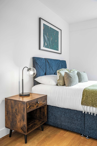 Room 3, Lumina House - Fitzrovia - by Frankie, London