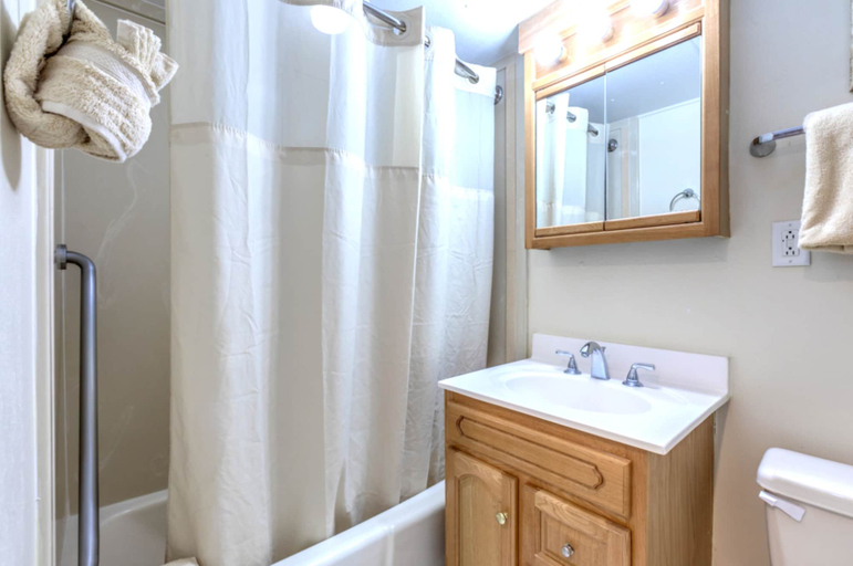 Bathroom 5, Destin Holiday Beach Resort, Okaloosa