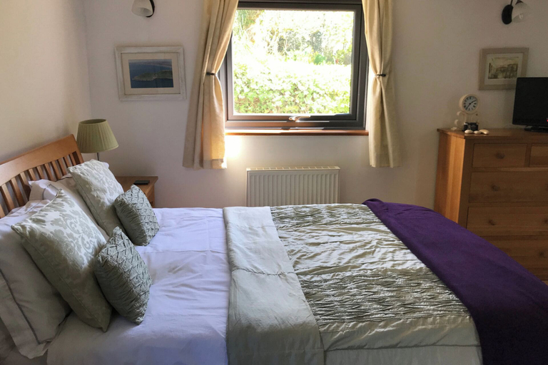Bedroom 2, 1-bed Apartment Sleeps 2 - Patio -bbq - Hot Tub, Cornwall