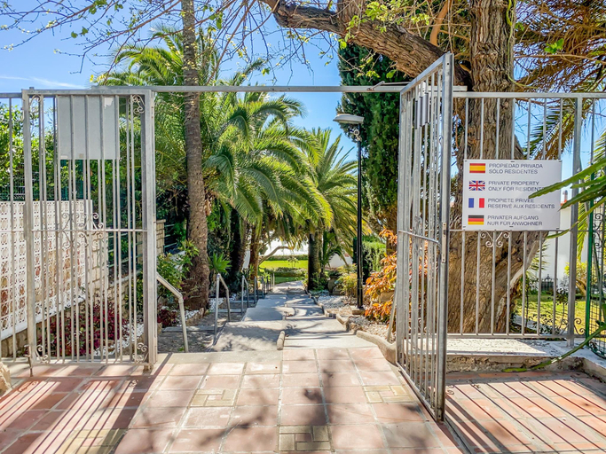 5, Bright Coastal Apartment with Pool, Málaga