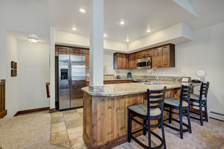 Private kitchen 3, Spacious Upstairs Townhome With Private Garage 2 Bedroom Condo, Summit