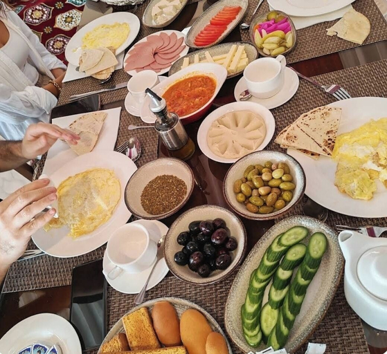 Breakfast meal, Sara Luxury Camp, Quaira