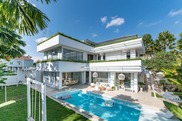 Exterior & Views