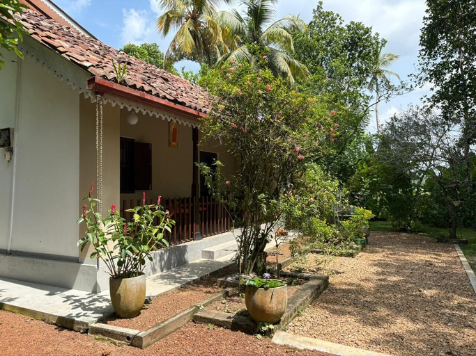 Front of property 4, John's Homestay, Habaraduwa