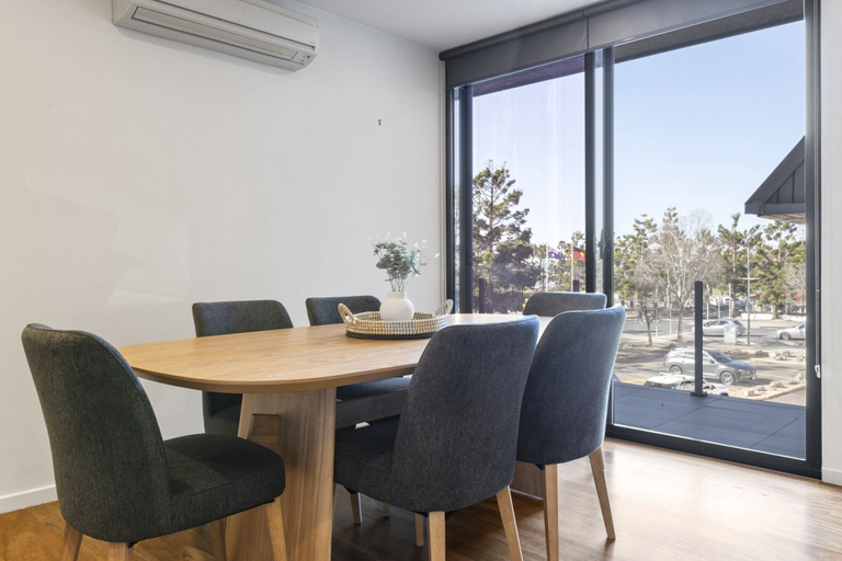 Dining 5, Oceanfront 2-bed With Balcony & Study Nook, Geelong