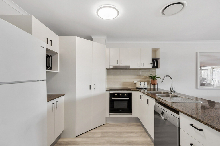 Private kitchen 5, 3-bed Haven With Balcony and Bbq, 5-min to Beach, Maroochy - Coastal North