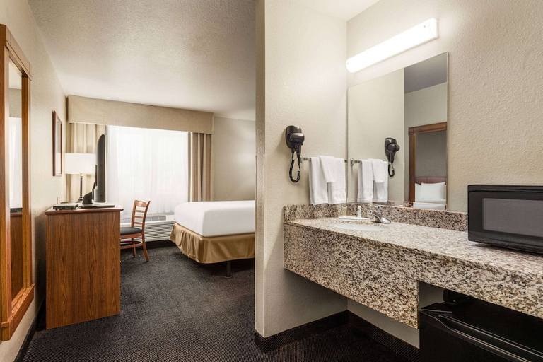 Bathroom 4, Travelodge by Wyndham Dexter, Stoddard