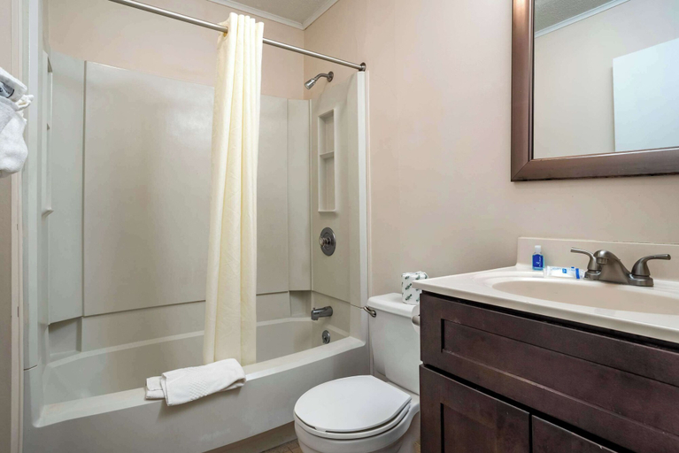 Bathroom 4, Rodeway Inn & Suites Rehoboth Beach, Sussex