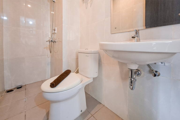 Bathroom 5, Simple Look 2BR at Apartment Serpong Garden By Travelio, Tangerang