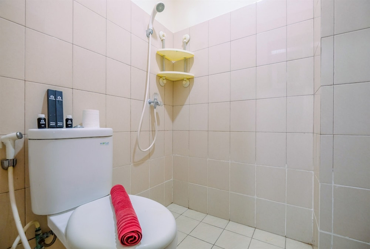 Bathroom 4, Homey And Cozy Living Studio Room At Tifolia Apartment, East Jakarta