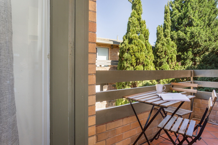 Dining 5, Unit With Balcony, Backyard and Parking Near Shops, Sydney