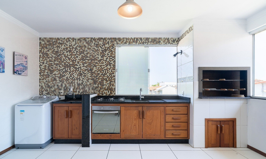 Private kitchen, House w/ 3BR and BBQ Area in Ingleses Odi0487, Florianopolis
