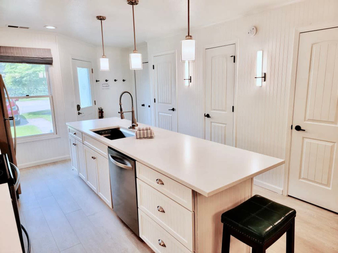 Room 2, Charming Bayview - Downtown Condo With Pool, Allegan