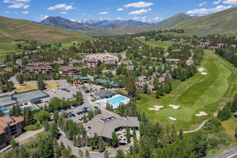 Exterior 5, Modern Golf View Condo + Resort Amenities, Blaine