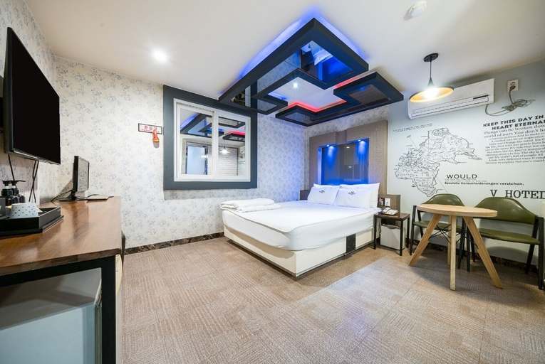 Bedroom 5, V Hotel, Nam
