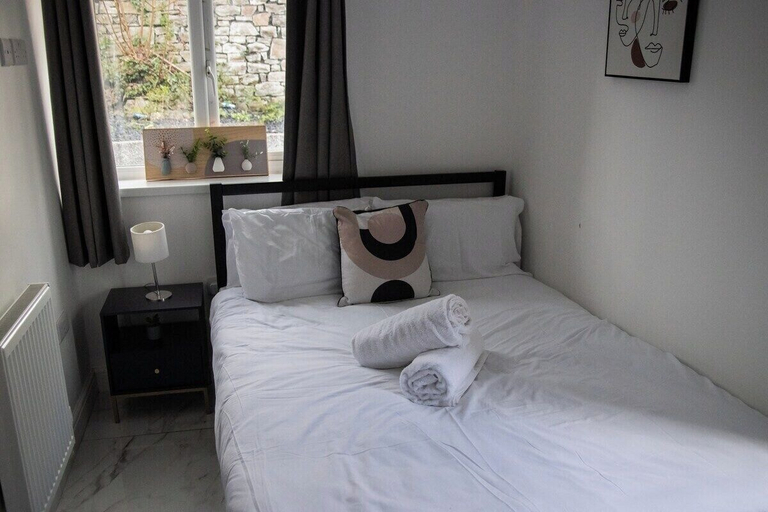Room 4, City Centre 6-bed Swansea Getaway, Swansea