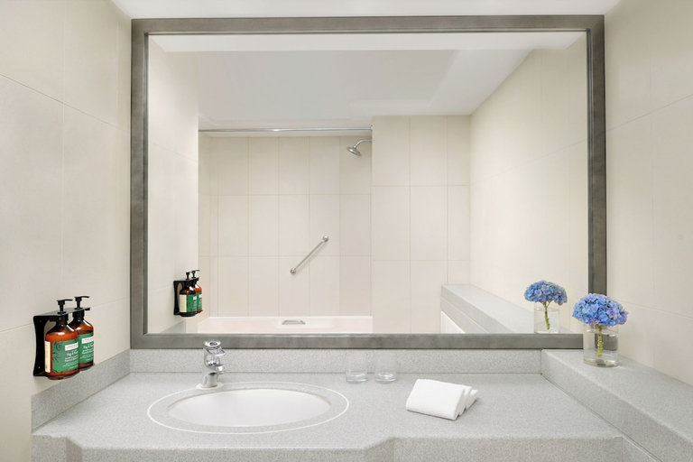 Bathroom 5, Millennium Plaza Downtown Suites exCrowne Plaza Ap, Dubai