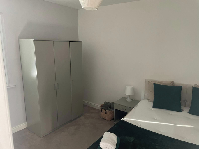 Room 5, Horsforth Apartment Leeds Bradford Airport, Leeds