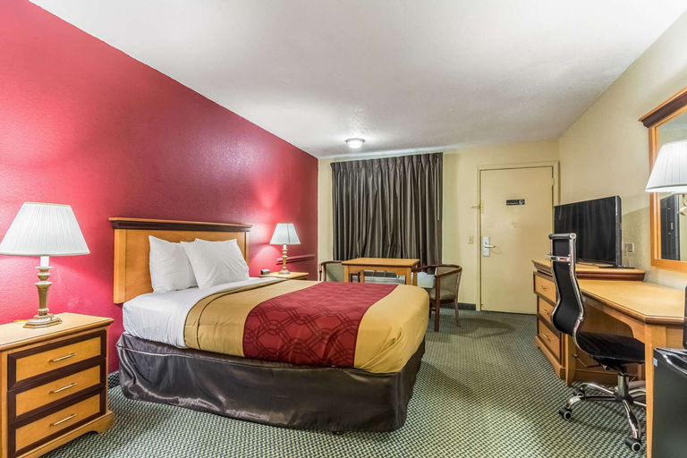 Bedroom 2, Econo Lodge Whiteville, NC, Columbus