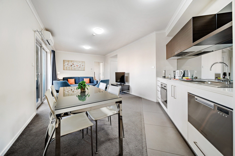 Private kitchen 4, Comfy Lakeside 1-bed With Secure Parking, Canberra