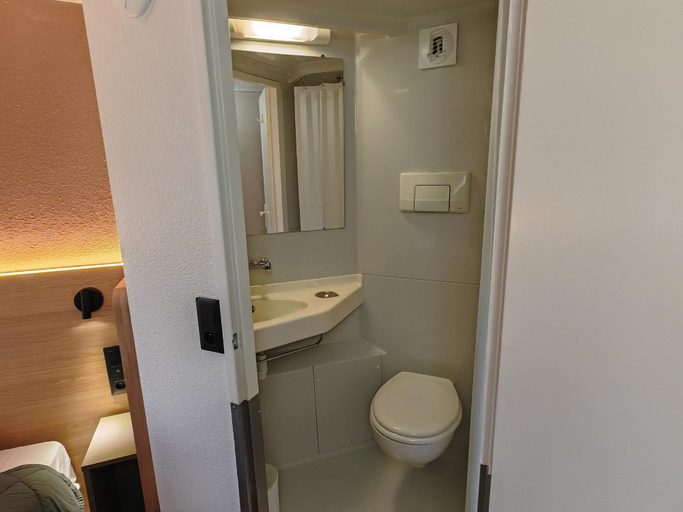 Bathroom 4, Premiere Classe Douai - Cuincy, Nord
