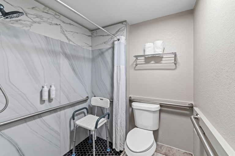 Bathroom 4, Super 8 by Wyndham Fredericksburg, Gillespie