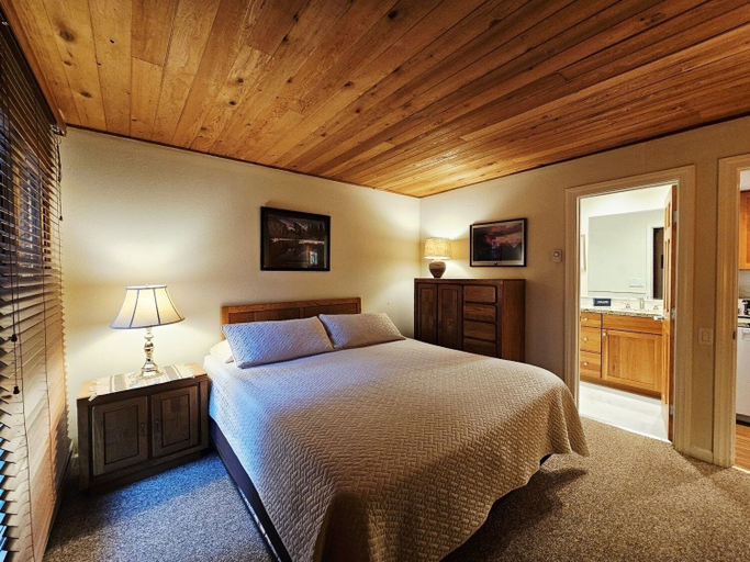 Room 2, Cartwright Corner Condo 4 Bedroom Townhouse by RedAwning, Washoe